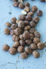 Купа цілих лісових горіхів — стокове фото