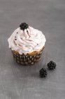 Cupcake mit Brombeeren und Sahne — Stockfoto