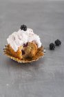 Cupcake with blackberries and cream — Stock Photo
