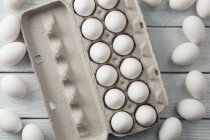 Œufs blancs dans la boîte à œufs — Photo de stock