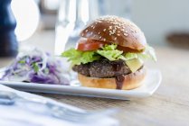 Hamburger mit Käse und Tomaten — Stockfoto