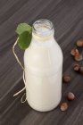 Latte di nocciola in vetro — Foto stock