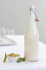 Пляшка соєвого молока — стокове фото