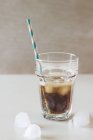Bicchiere di cola con cubetti di ghiaccio — Foto stock