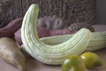 Сырые овощи с дикими огурцами — стоковое фото
