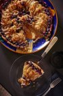 Нарезанный сливовый пирог — стоковое фото