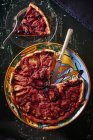 Pflaumenkuchen in Scheiben geschnitten — Stockfoto