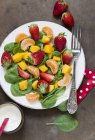 Salada de espinafre com frutas frescas — Fotografia de Stock