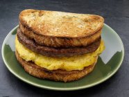 Sandwich de huevo revuelto - foto de stock
