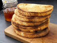 Pile de toasts cuits au four — Photo de stock