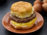 Closeup view of American biscuit with sausage and scrambled egg — Stock Photo
