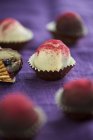 Morsi di ciliegia-marzapane con cioccolato fondente e bianco — Foto stock