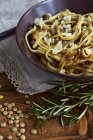 Tagliatelle con lenticchie e formaggio blu — Foto stock