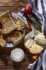 Bandeja de queso en surafce de madera - foto de stock