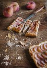 Torta de pêssego em tábua de corte de madeira — Fotografia de Stock
