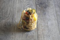 Massa primavera de espaguete com legumes — Fotografia de Stock