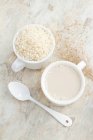 Leite de arroz e xícara — Fotografia de Stock