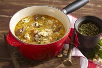 Vue surélevée de la soupe Sopa de menudillos de pollo en pot — Photo de stock
