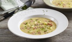 Восточно-фризский крабовый суп на белой тарелке — стоковое фото