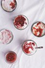 Yoghurt desiertos con bayas - foto de stock