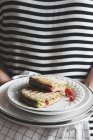 Femme servant un panini — Photo de stock