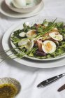 Salada de primavera com feijão largo e salmão — Fotografia de Stock