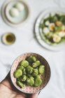 Широкие бобы в качестве ингредиентов для салата с лососем — стоковое фото