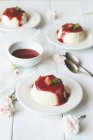 Mini cheesecakes with strawberry — Stock Photo