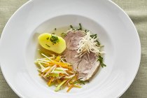 Primo piano di arrosto di maiale con patate, ortaggi a radice e rafano — Foto stock