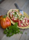 Beefsteak tomates con perejil - foto de stock