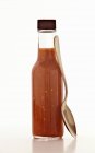 Salsa piccante al peperoncino in bottiglia — Foto stock