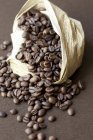 Grains de café tombant — Photo de stock