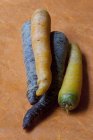 Zanahorias crudas coloreadas - foto de stock