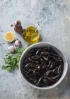 Bowl of fresh mussels — Stock Photo