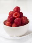 Small bowl of fresh raspberries — Stock Photo
