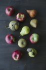 Свежие яблоки и груши — стоковое фото