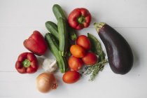 Gemüse und Kräuter für Ratatouille auf weißem Holz — Stockfoto