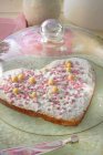 Bolo em forma de coração com corações de açúcar rosa — Fotografia de Stock