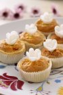 Muffins decorated with sugar flowers — Stock Photo