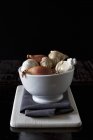 Bowl of shallots with garlic and ginger — Stock Photo