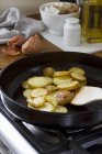 Patate affettate che friggono in padella — Foto stock