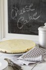 Cheesecake su piatto con asciugamano — Foto stock