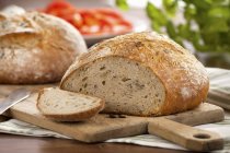 Pão parcialmente fatiado — Fotografia de Stock