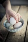 Kind nimmt Ei aus Schüssel — Stockfoto