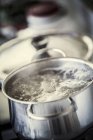 Wasser kocht im Metalltopf — Stockfoto