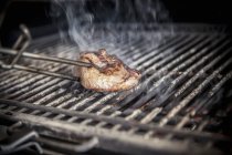 Pezzo di carne alla griglia — Foto stock