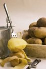 Teilweise geschälte Kartoffeln auf Gabel — Stockfoto