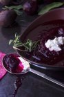 Свекольный суп в миске для супа с крим-фрашем на черной тарелке — стоковое фото