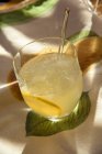 Лимонадный коктейль в стакане — стоковое фото