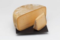 Басків сиру з piment — стокове фото